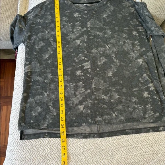 Old Navy Active Charcoal Tie-Dye Long Sleeve Shirt relaxed fit size medium - Picture 4 of 7